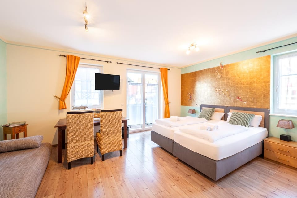Bed, TV and multimedia, Photo of the whole room, Evening entertainment, Bedroom