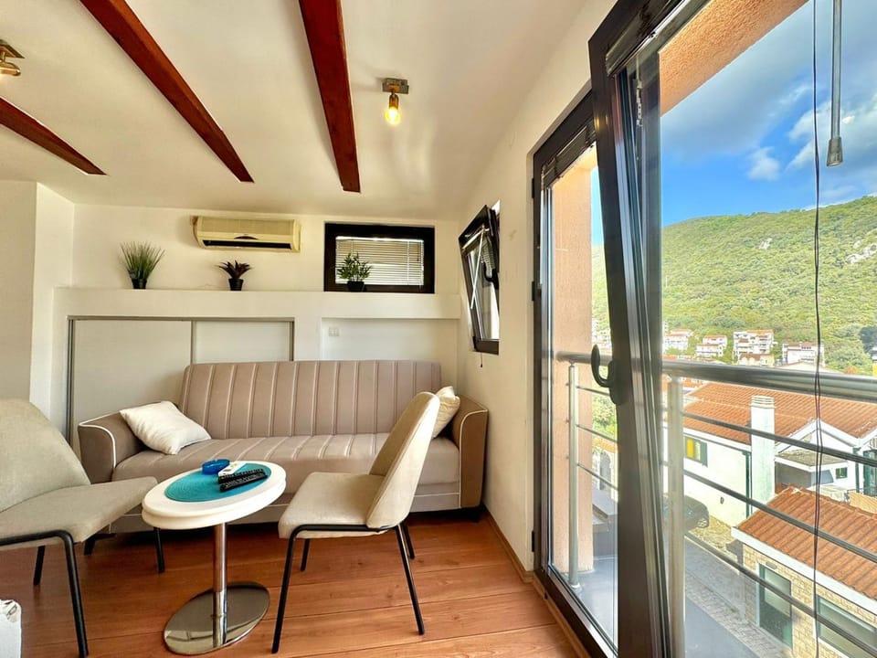 Natural landscape, View (from property/room), Balcony/Terrace, Living room, Mountain view