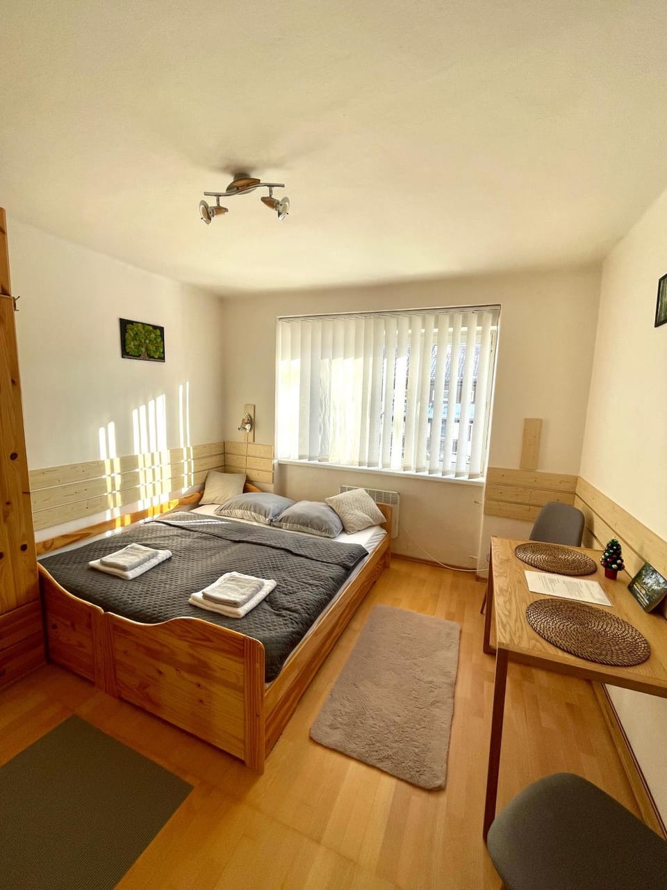 Bed, Seating area
