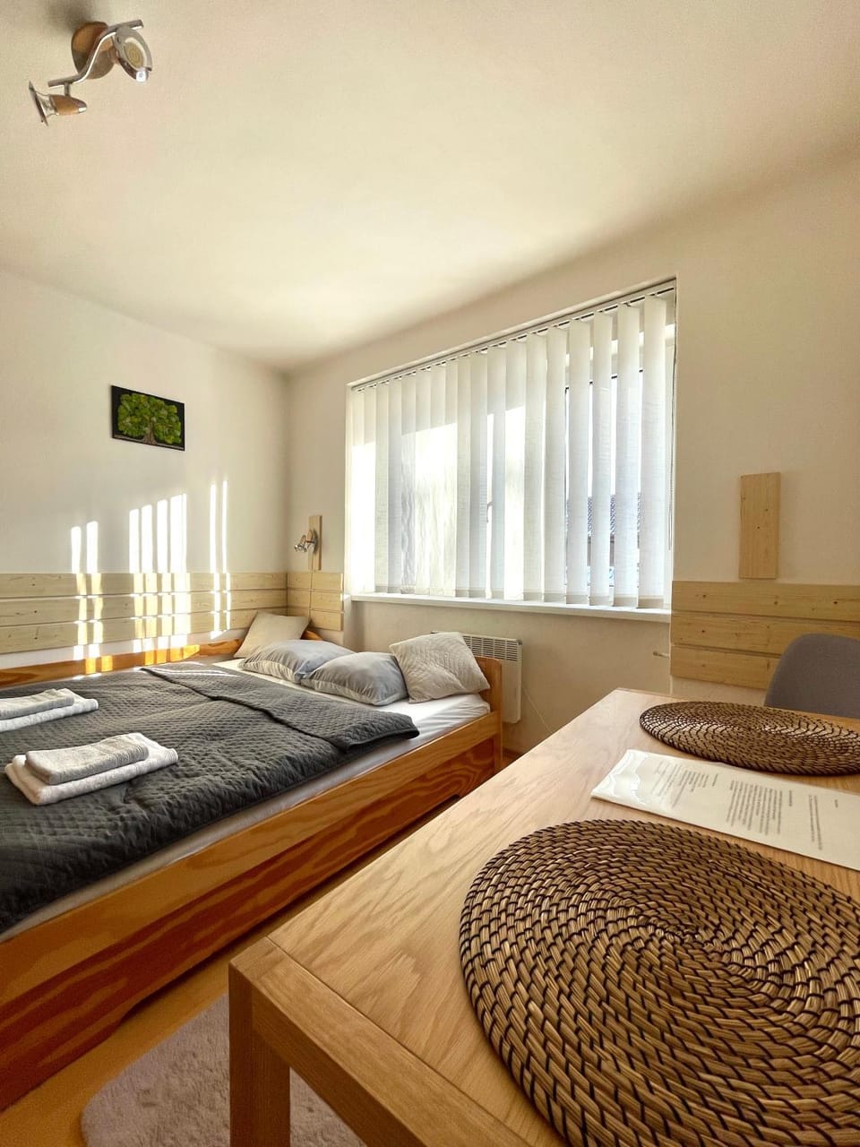 Bed, Living room, Photo of the whole room, Seating area, Bedroom, internet