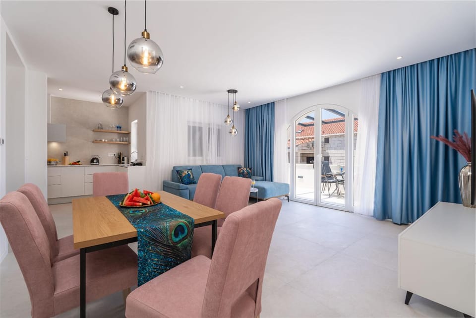 Kitchen or kitchenette, Living room, Seating area, Dining area