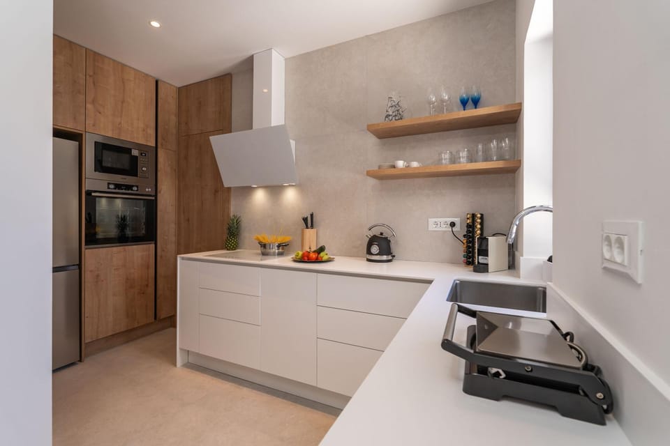 Coffee/tea facilities, stove, toaster, kitchen