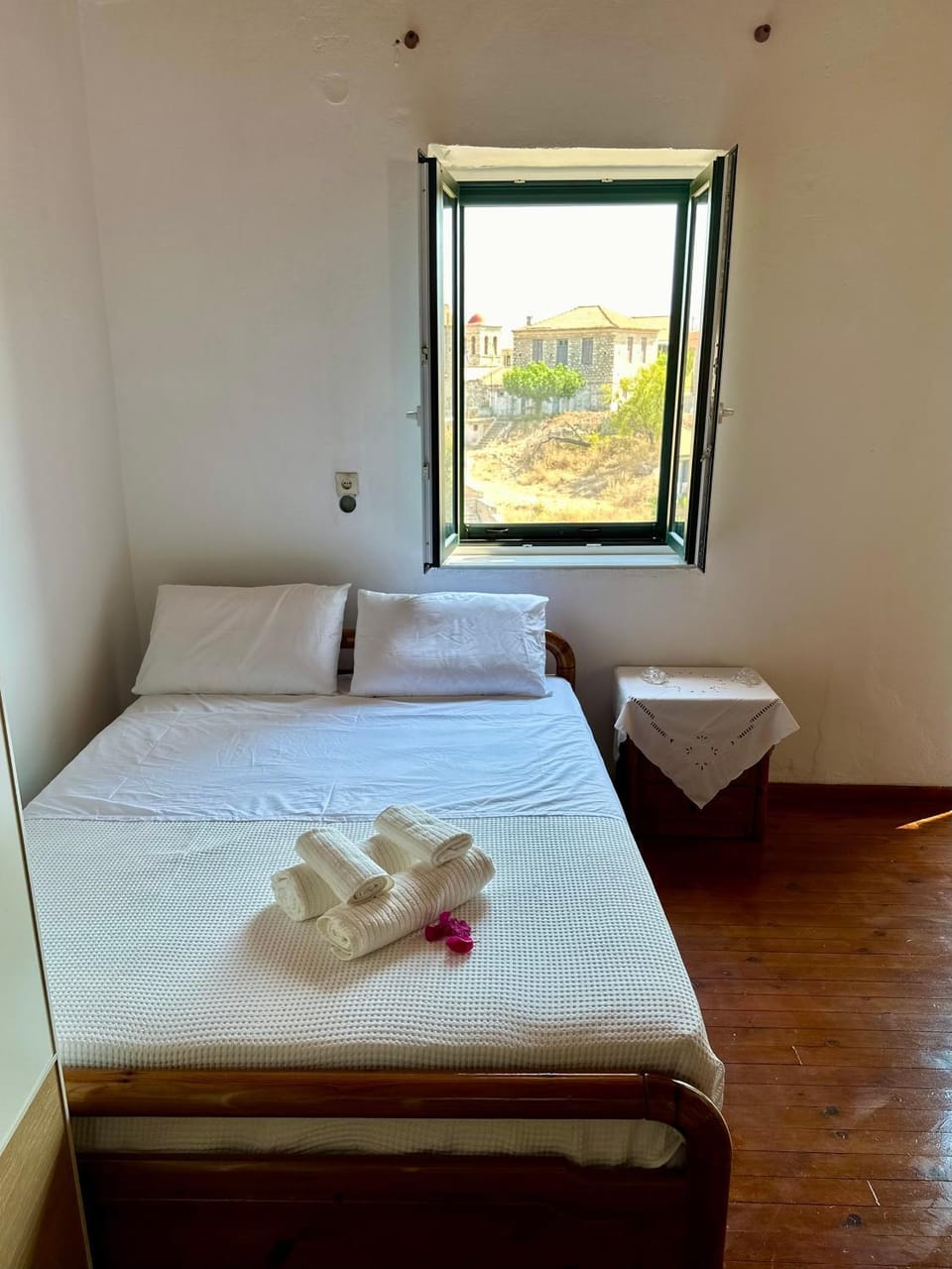 Bed, TV and multimedia, towels