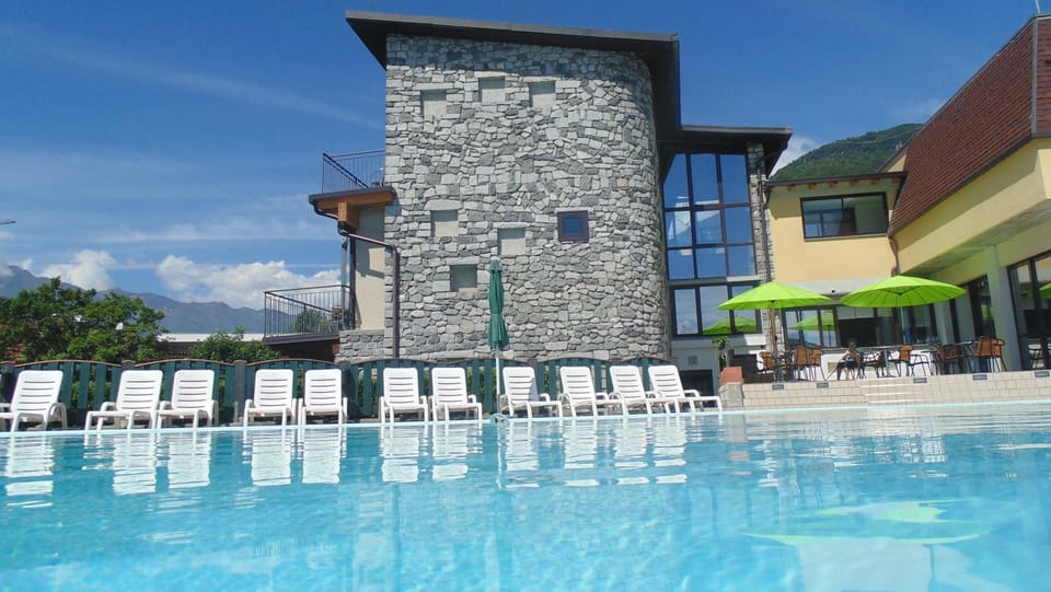 Property building, Balcony/Terrace, Pool view