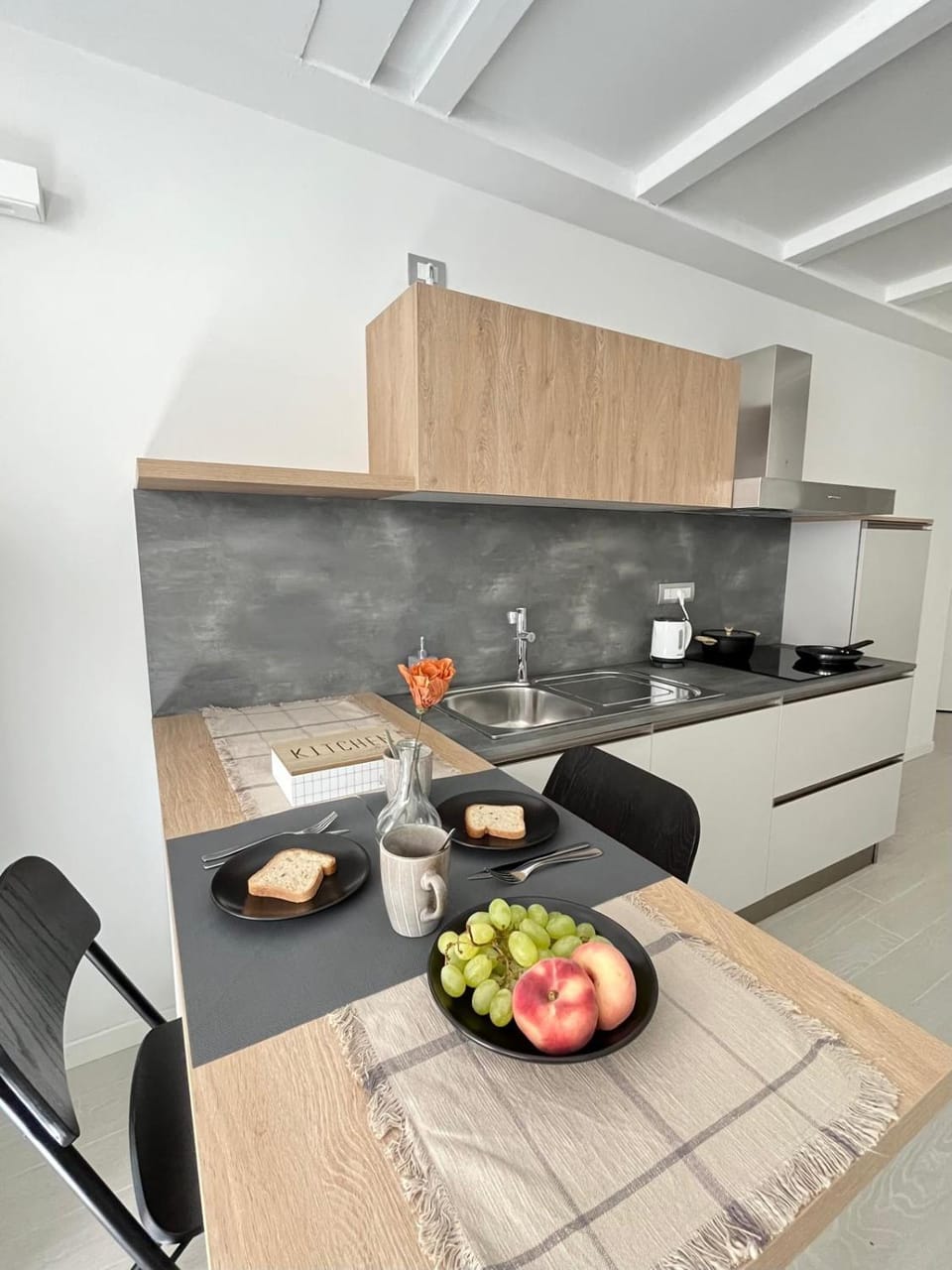 Kitchen or kitchenette, Dining area