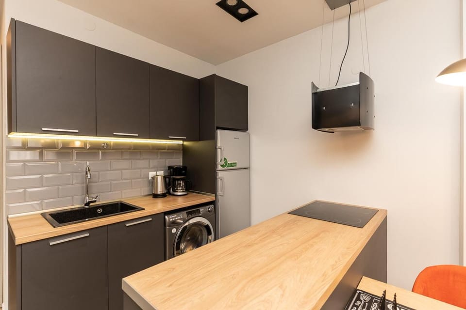 Coffee/tea facilities, Kitchen or kitchenette, stove