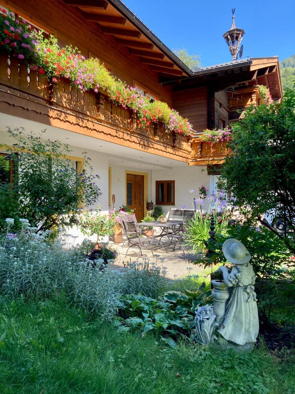 Property building, Garden, Balcony/Terrace