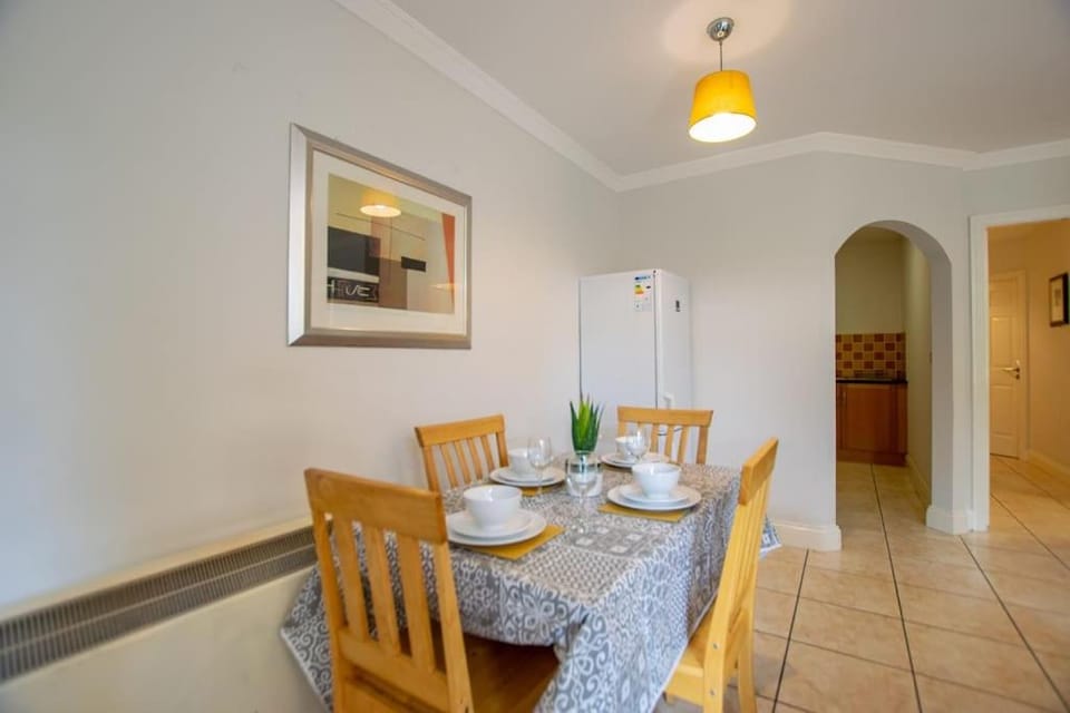 17 - Modern 2BR Stay - Sleeps 4 Apartment in Galway