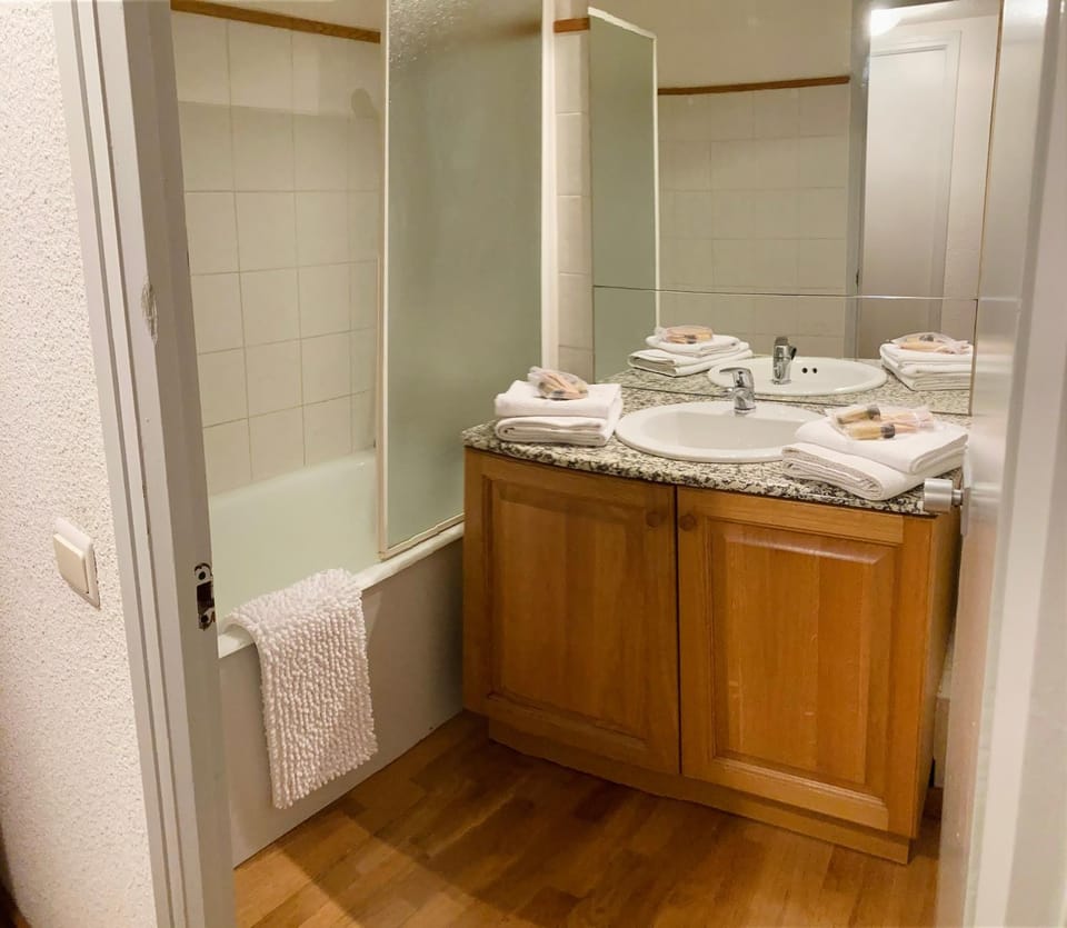 Studio 2 personnes avec Terrasse Literie-Serviettes-Ménage Fin de Séjour INCLUS Apartment in Bolquère