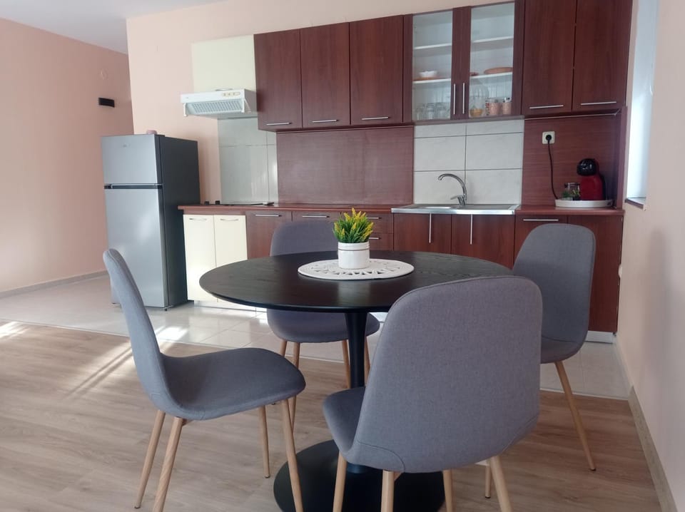 Kitchen or kitchenette, Living room, Seating area, Dining area, stove