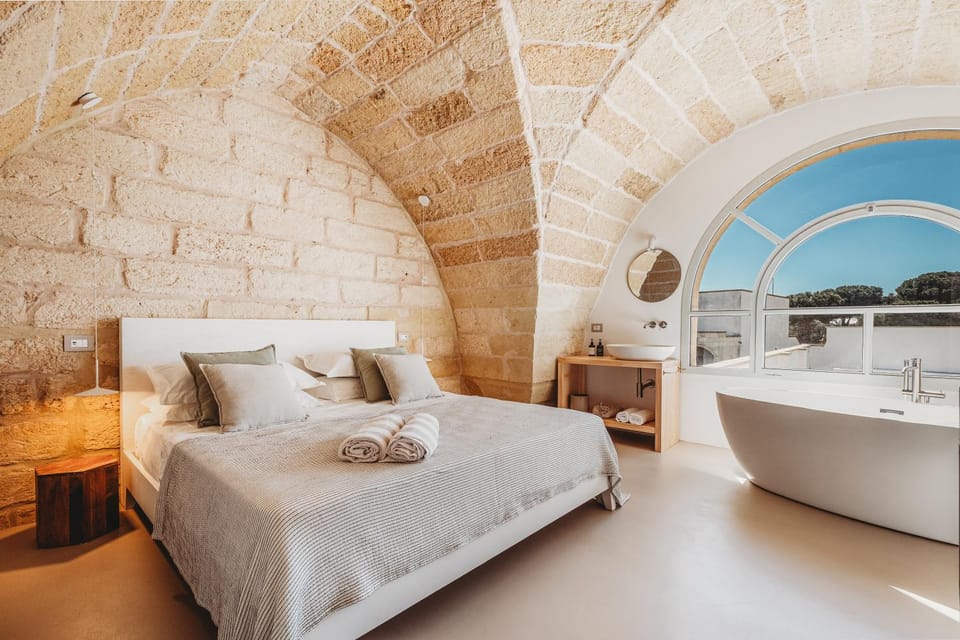 Bed, Hot Tub, Bathroom, Living room, Photo of the whole room, Bedroom, Bath, towels