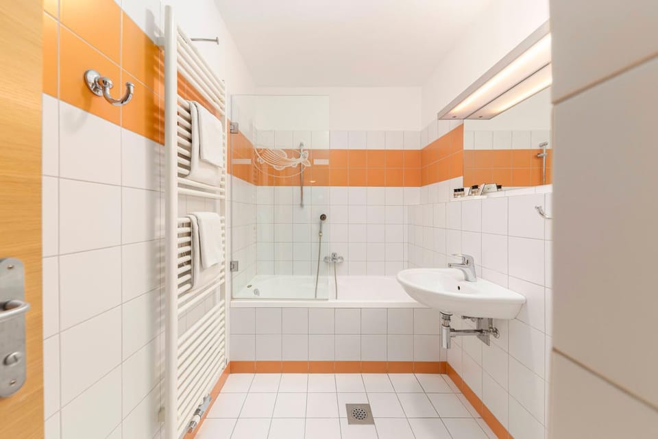 Shower, Toilet, Bathroom, Bath, towels