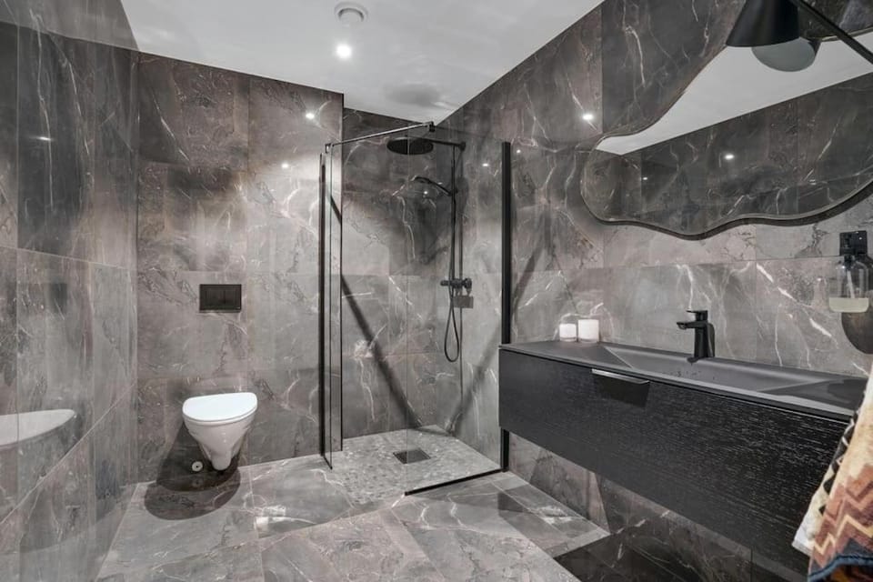 Shower, Toilet, Bathroom, towels