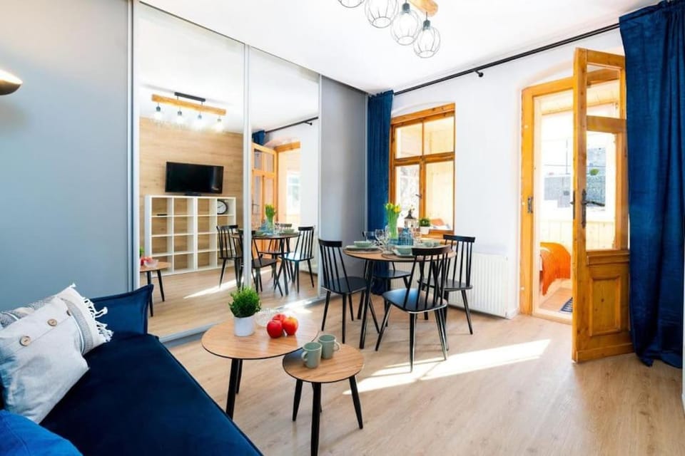Communal lounge/ TV room, TV and multimedia, Living room, Seating area, Dining area, Evening entertainment
