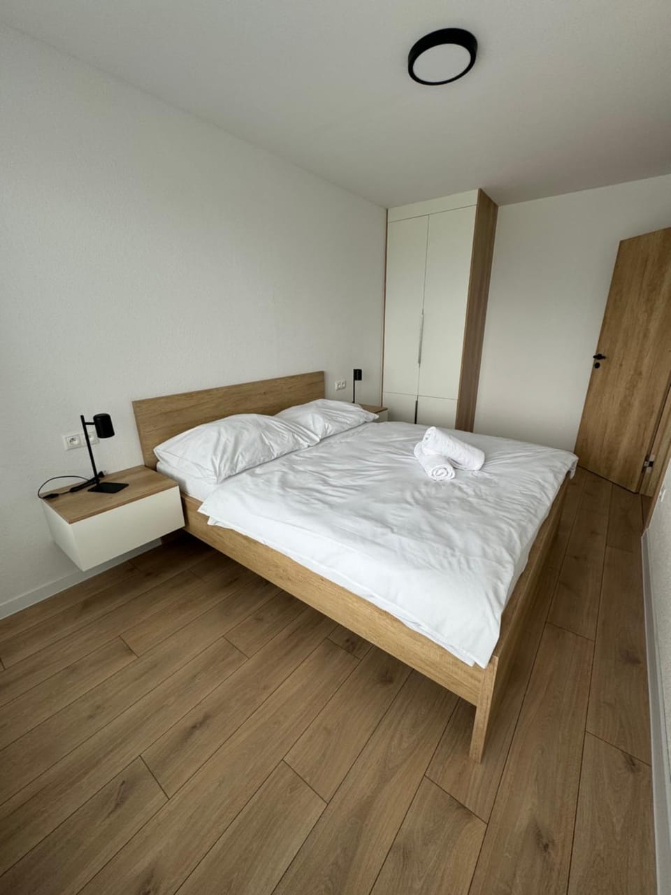 Bedroom, towels