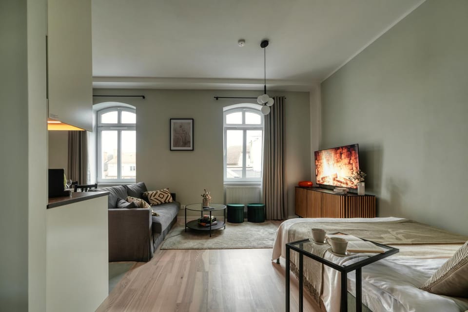 Communal lounge/ TV room, Bed, TV and multimedia, Living room, Seating area, Bedroom