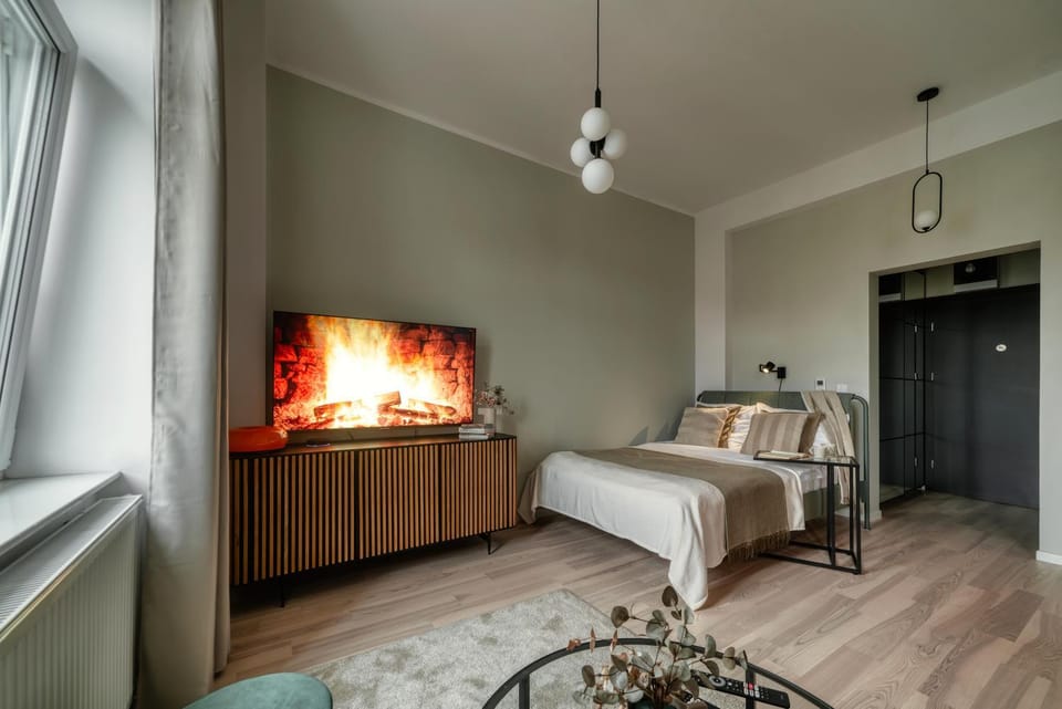 Bed, TV and multimedia, Photo of the whole room, Bedroom