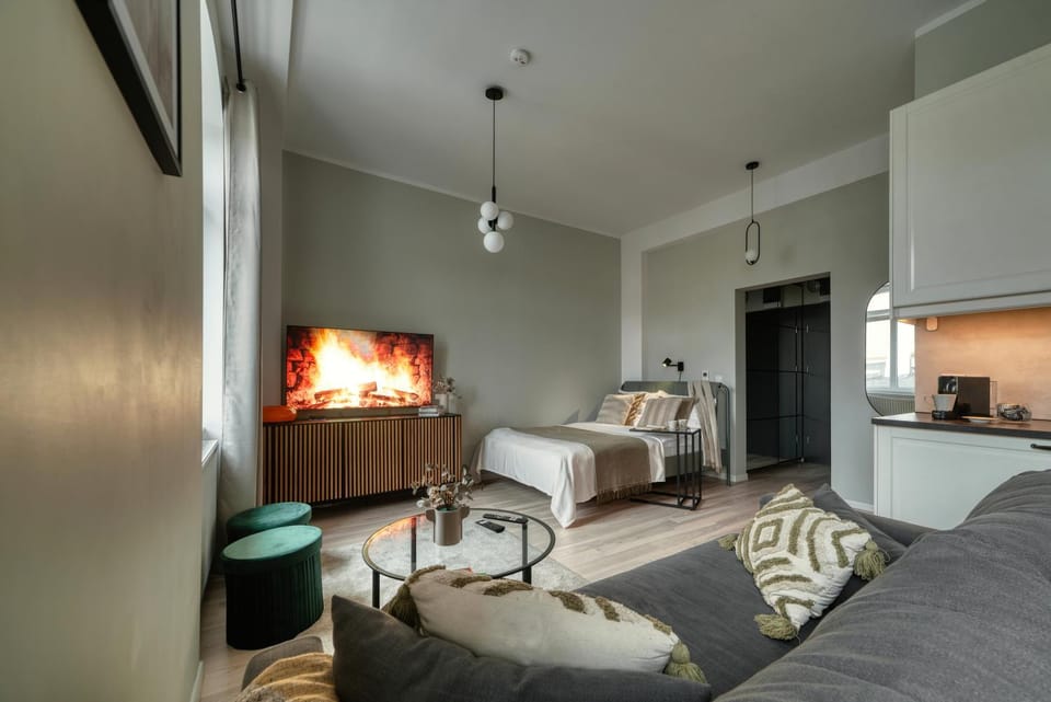 Bed, TV and multimedia, Living room