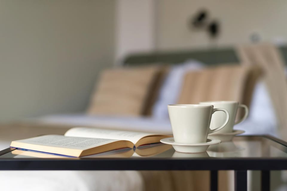 Bed, Coffee/tea facilities, Living room, Photo of the whole room, Seating area, Bedroom