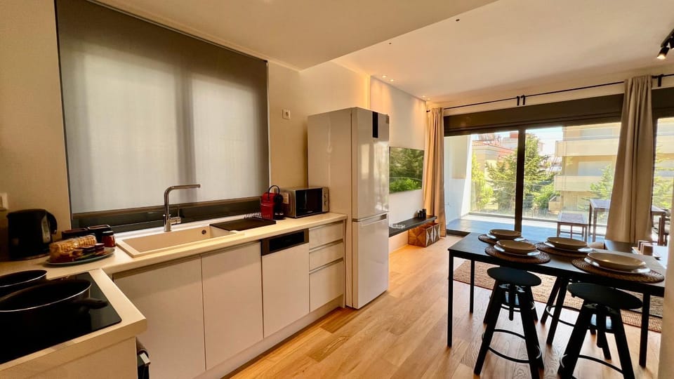 Kitchen or kitchenette, Dining area