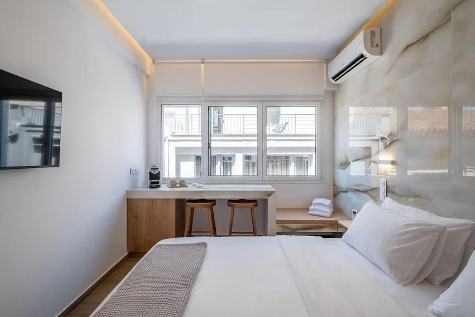 Bed, TV and multimedia, Photo of the whole room, Bedroom, towels, air conditioner