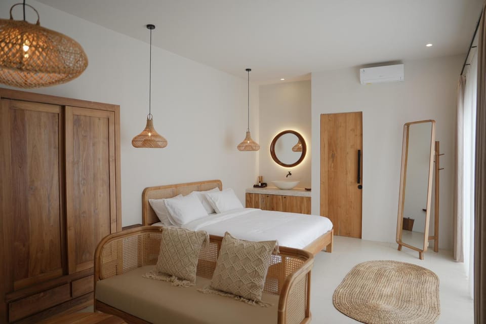Bed, Living room, Photo of the whole room, Seating area, Bedroom, wardrobe, air conditioner