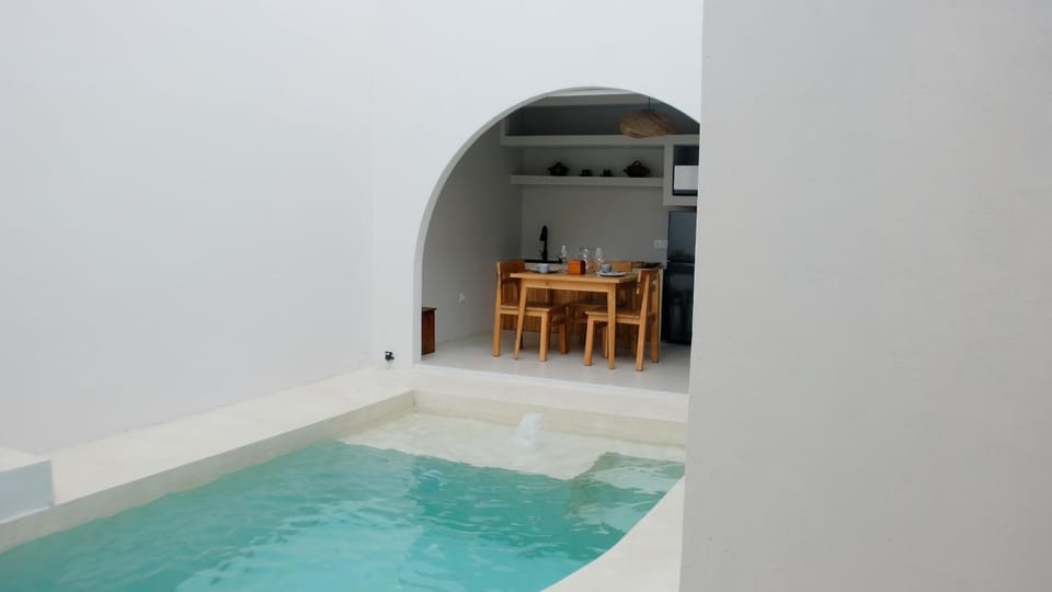 Dining area, Pool view, Swimming pool