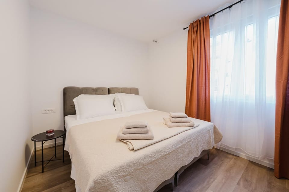 Bed, Photo of the whole room, Bedroom, towels