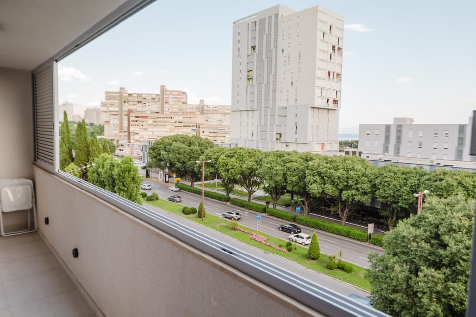 Property building, Day, City view, Location