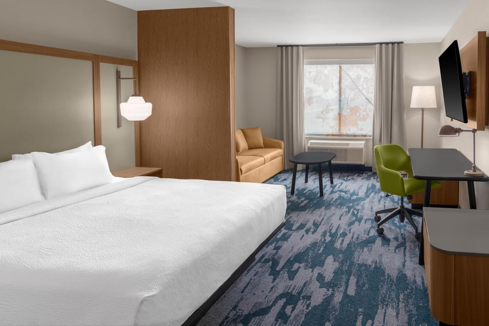 Bed, Photo of the whole room, Seating area
