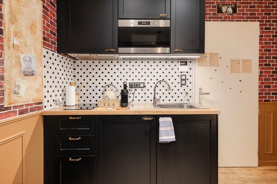 Coffee/tea facilities, microwave, stove, kitchen
