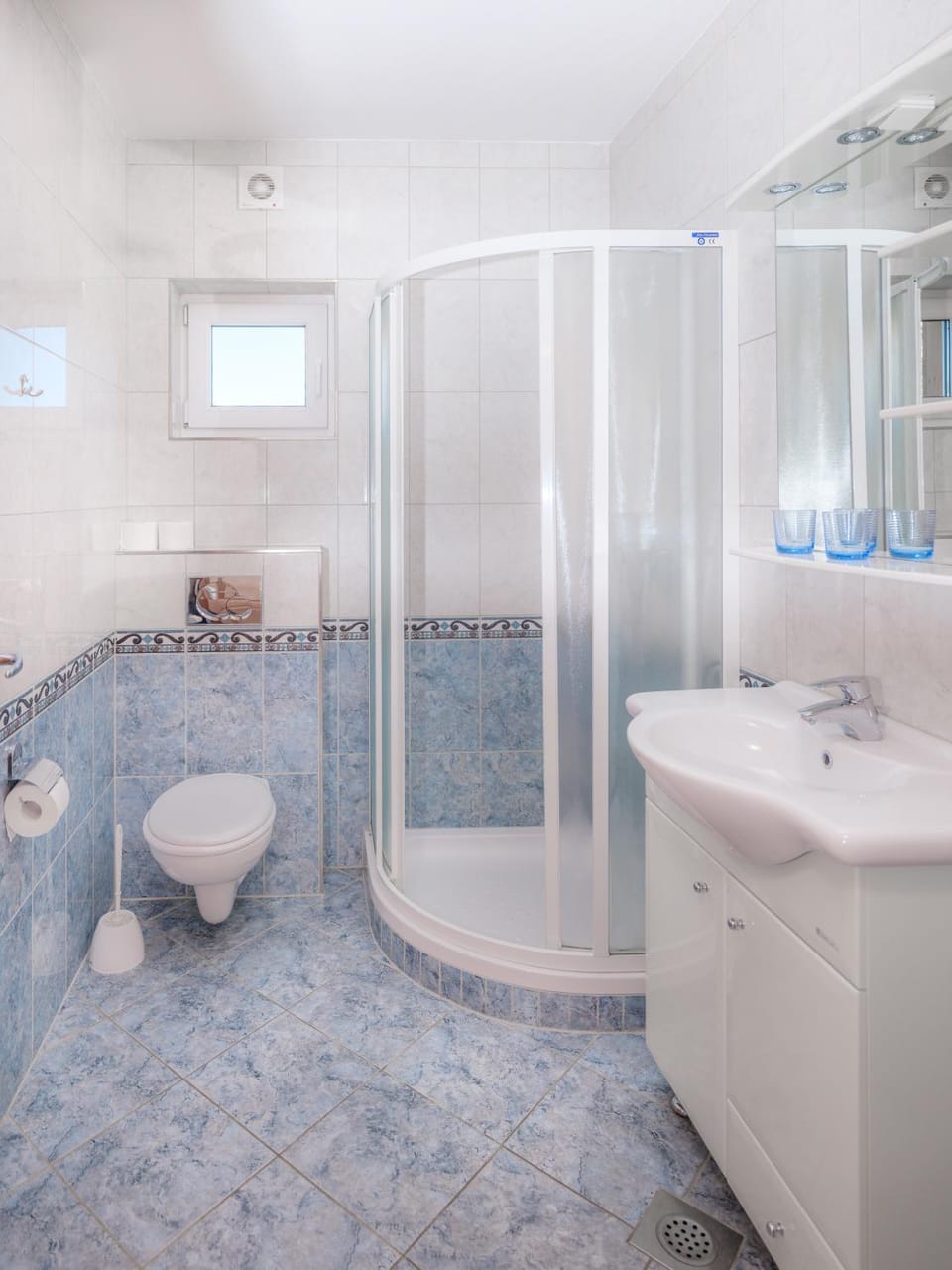 Shower, Toilet, Bathroom, Bath, bidet, towels