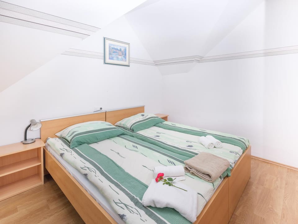 Bed, Photo of the whole room, Decorative detail, Bedroom, towels