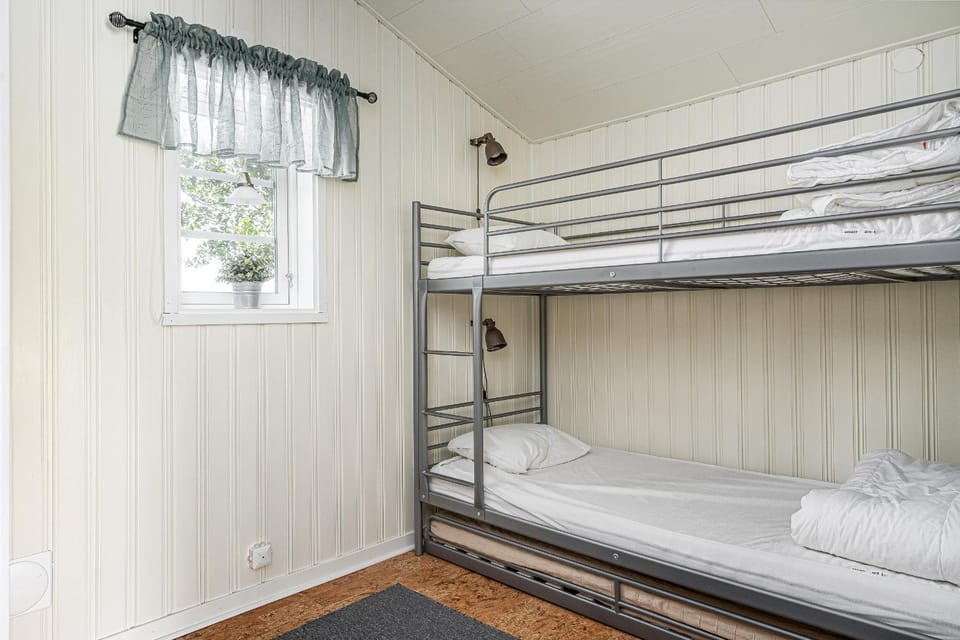 Bedroom, bunk bed