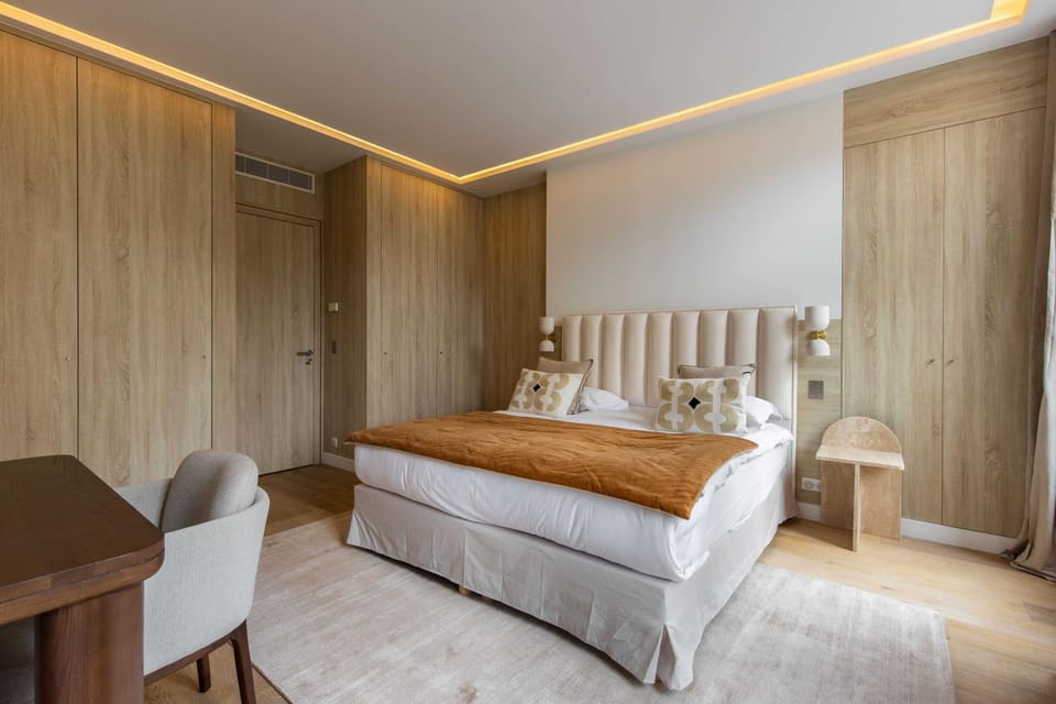 Bed, Seating area, Bedroom, wardrobe