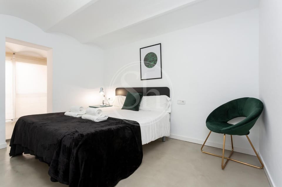 Photo of the whole room, Bedroom