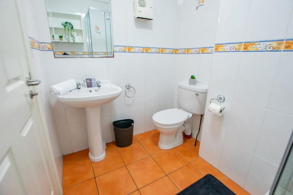 120 - Two Bed Apartment - Sleeps 4 - Parking Apartment in Galway
