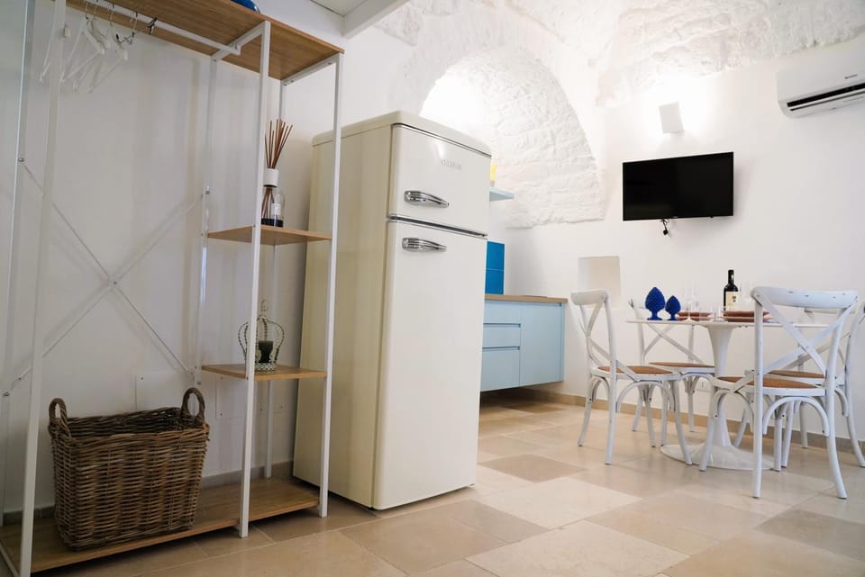 TV and multimedia, Kitchen or kitchenette, Living room, Seating area, Dining area, air conditioner