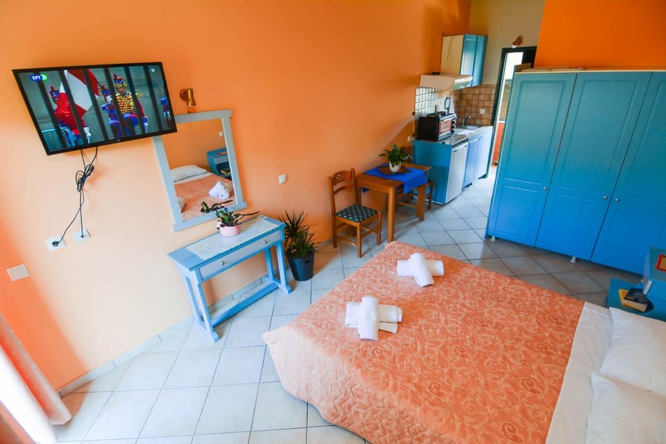 Bed, TV and multimedia, Kitchen or kitchenette, Bedroom, hair dresser, towels
