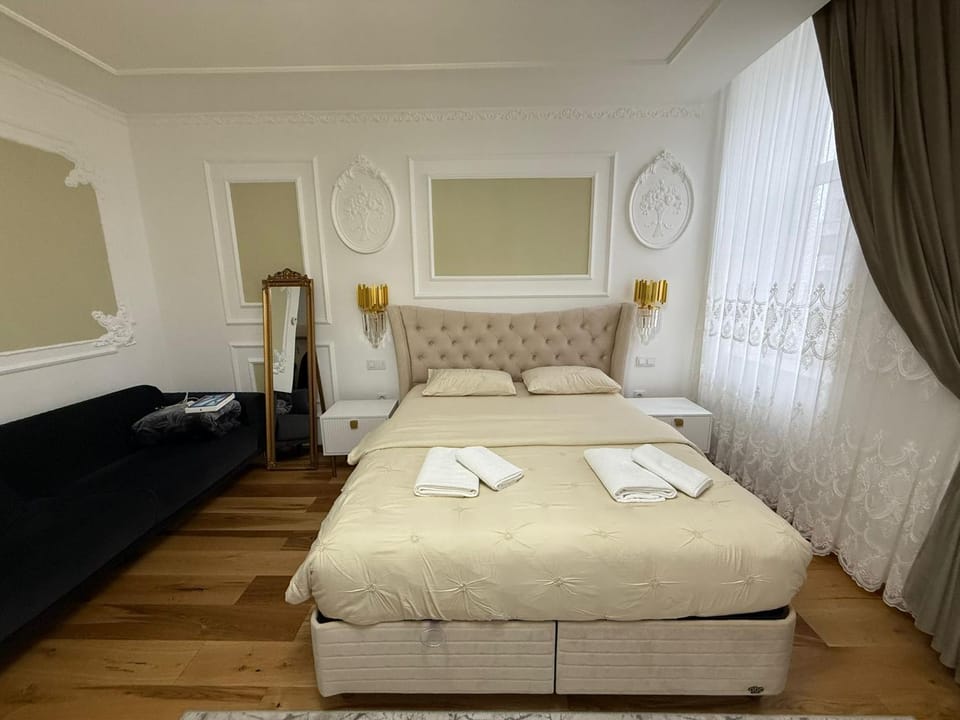 Bed, towels