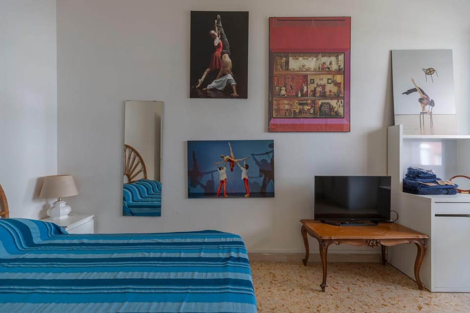Bed, TV and multimedia, Evening entertainment, Bedroom