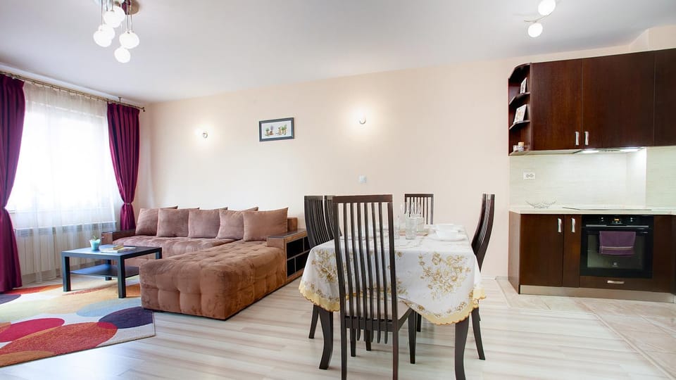 Kitchen or kitchenette, Living room, Seating area, Dining area