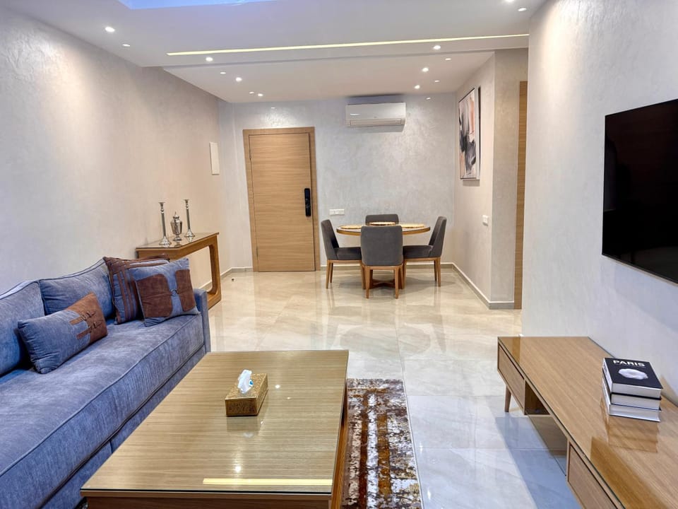 TV and multimedia, Living room, Seating area, Evening entertainment, air conditioner