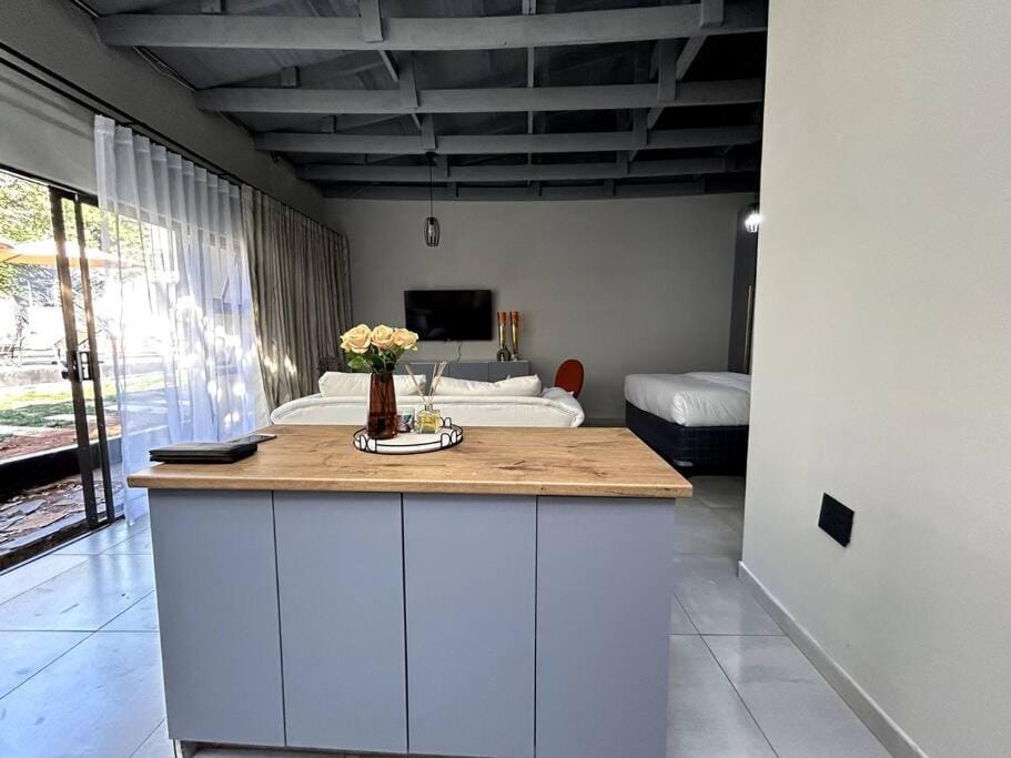 Luxury apt walk 2Melrose Arch 5 Apartment in Sandton