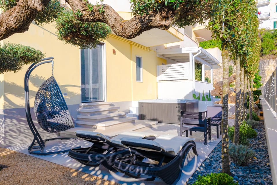 Garden, Seating area, Garden view, sunbed