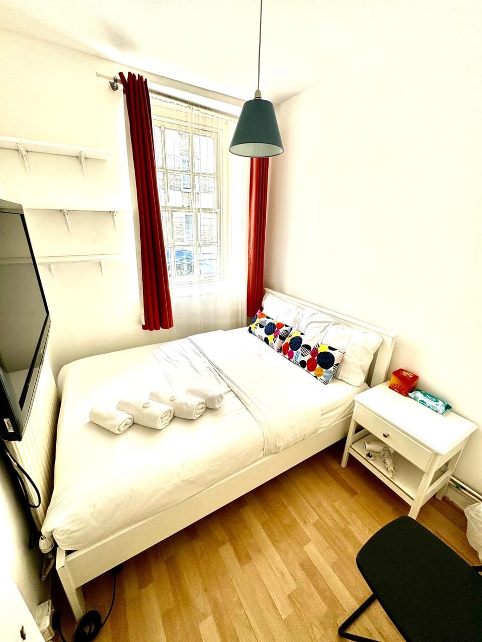 Bed, Bedroom, towels