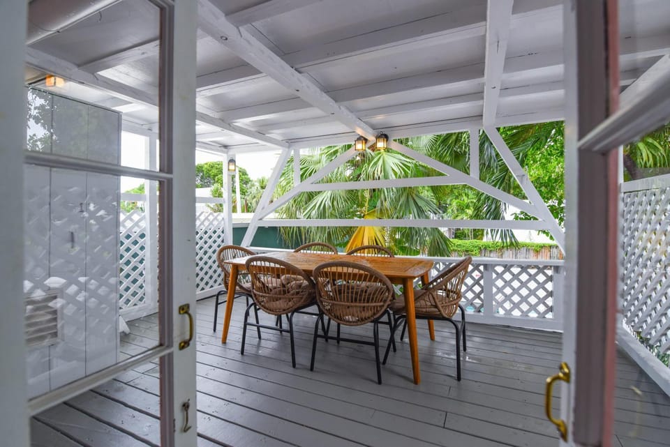 New Rose Retreat - Pool & Parking House in Key West
