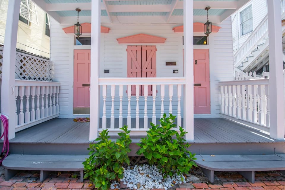New Rose Petal Petite Suite - Pool & Parking Apartment in Key West