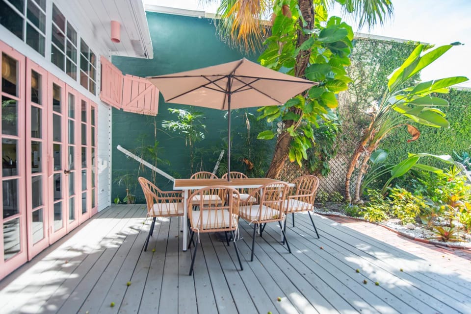 New Rose Petal Petite Suite - Pool & Parking Apartment in Key West