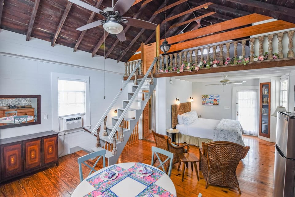 New Coastal Rose - Bright Loft with High Ceilings Apartment in Key West